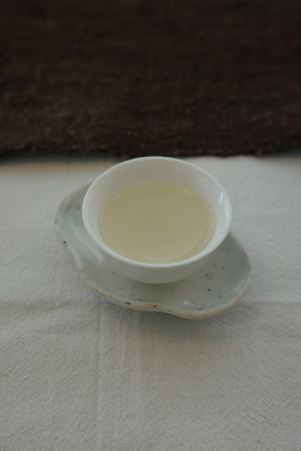 白茶・1杯目、自然な風味で茶の木の味に近い。