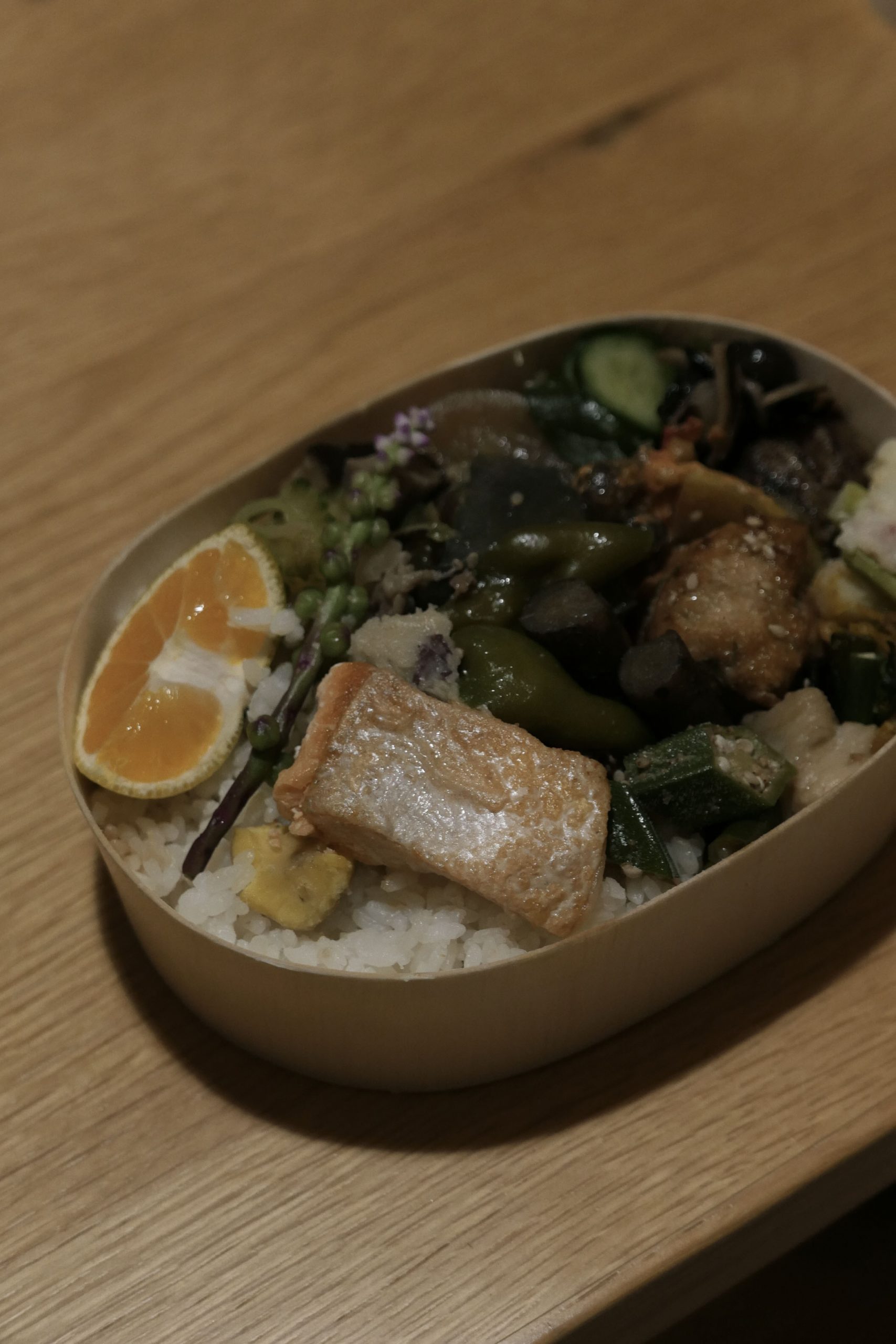 PLATOではお馴染みのマル弁。今回はsaikaさんのツルムラサキの葉と花が食材に
